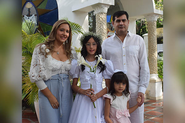  Valeria Juliao acompañada de sus padres William juliao su madre Andrea Crespo y hermana Verónica Juliao. 