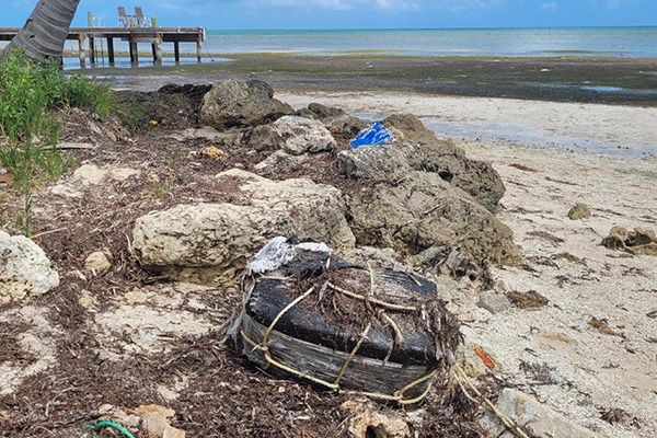 Un total de 29,5 kilos, 65 libras, de cocaína en un fardo fueron hallados por un bañista en una playa de los Cayos de Florida con un valor aproximado en la calle de un millón de dólares, informó la Patrulla Fronteriza, Usbp, del sector de Miami. (Foto EFE/USBP Chief MIP)