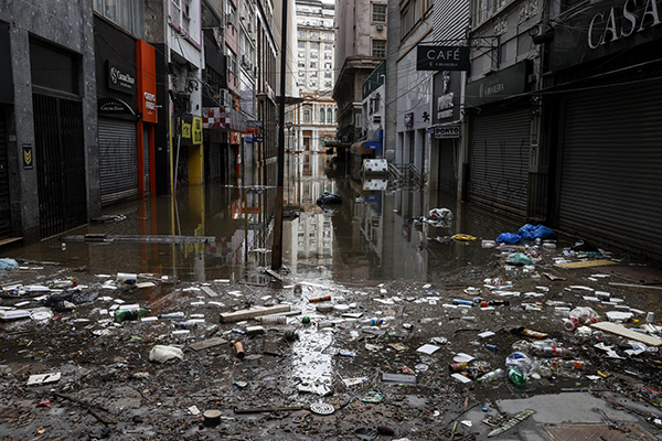 Fotografía que muestra una calle inundada de agua y basura, en el centro comercial en Porto Alegre, Brasil. Según el último boletín de la Defensa Civil, hay 2,12 millones de damnificados en Rio Grande do Sul, que vive todavía una situación caótica después de que un fuerte temporal afectara a 446 de sus municipios. (Foto EFE/Sebastião Moreira)