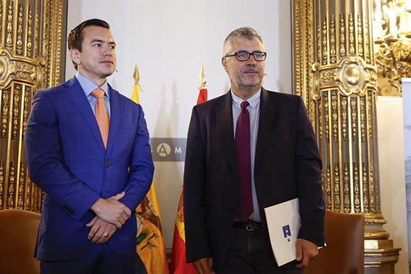 El presidente de Ecuador Rafael Noboa en la sede de Casa América en Madrid, donde ha sido entrevistado por el presidente de la agencia EFE, Miguel Ángel Oliver.
