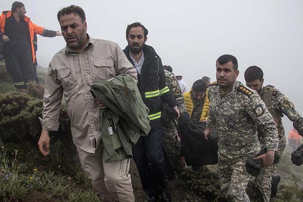 Socorristas iraníes transportan los cuerpos de las víctimas del helicóptero accidentado en el que viajaba el presidente iraní estrellado, en la zona de Varzaghan, provincia de Tabriz, suroeste de Irán. Socorristas iraníes transportan los cuerpos de las víctimas del helicóptero accidentado en el que viajaba el presidente iraní estrellado, en la zona de Varzaghan, provincia de Tabriz, suroeste de Irán.
