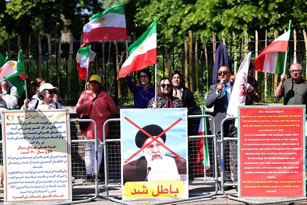 Manifestantes del grupo antigubernamental Consejo Nacional de Resistencia de Irán reaccionan frente a la Embajada de Irán en Londres. Manifestantes del grupo antigubernamental Consejo Nacional de Resistencia de Irán reaccionan frente a la Embajada de Irán en Londres.
