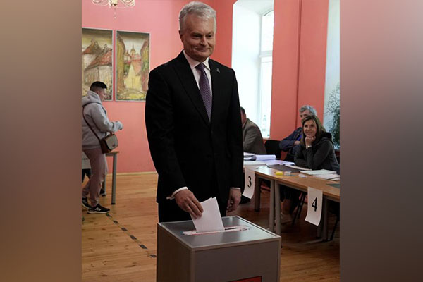 Gitanas Nauseda y Ingrida Simonyte, definirán este domingo la presidencia en Lituania.