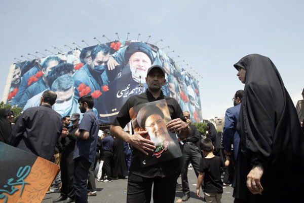 Iraníes, con retratos de Ebrahim Raisi, participan en una ceremonia fúnebre del difunto presidente Iraníes, con retratos de Ebrahim Raisi, participan en una ceremonia fúnebre del difunto presidente
