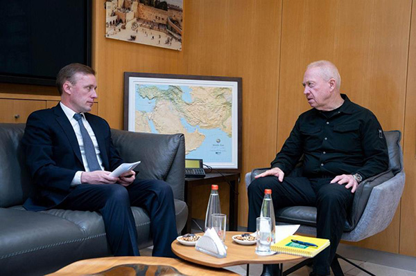 El ministro de Defensa, Yoav Gallant, derecha, recibió al Asesor de Seguridad Nacional de los Estados Unidos, Jake Sullivan, en la sede del Ministerio de Defensa en Tel Aviv. Según la Agencia de Naciones Unidas para los refugiados palestinos, desde el 6 de mayo, cuando Israel empezó esta operación, sólo 33 camiones han accedido al sur de Gaza, puesto que tanto el cruce de Rafah como el de Kerem Shalom permanecen cerrados. (Foto EFE/ Ariel Hermoni (Imod) 