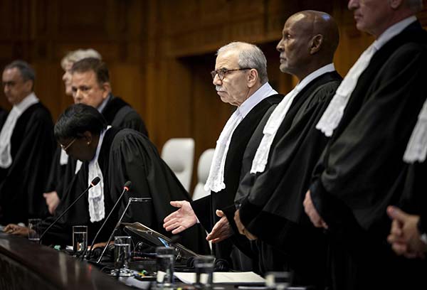 El presidente de la Corte Internacional de Justicia CIJ, Nawaf Salam (centro), se presenta durante un fallo de la CIJ sobre la situación en Rafah, al sur de la Franja de Gaza, en La Haya, Países Bajos, ayer. La CIJ ordenó a Israel que detuviera su operación militar. en Rafah, abrir el cruce fronterizo de Rafah con Egipto para permitir la entrada de ayuda humanitaria, permitir el acceso a Gaza a los investigadores e informar al tribunal en el plazo de un mes sobre sus avances. (Foto EFE/EPA/Koen van Weel