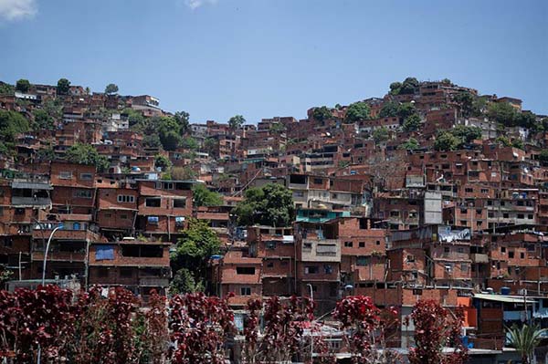 Fotografía que muestra el caserío de Petare, el barrio más grande de Venezuela, en Caracas, Venezuela. El salario mínimo se mantiene en 130 bolívares al mes, hoy 3,5 dólares, un 88 % menos respecto a los 30 dólares a los que equivalía cuando fue aumentado por última vez, en marzo de 2022, como consecuencia de la devaluación de la moneda local frente a la divisa estadounidense, usada como referencia para fijar precios en Venezuela. (Foto EFE/ Rayner Peña R.)