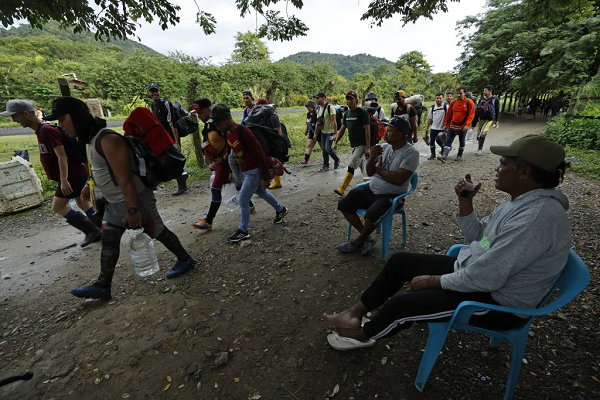 Fotografía de archivo de migrantes venezolanos mientras suben una montaña con la intención de llegar a Panamá, en el Tapón del Darién (Colombia). EFE/Mauricio Dueñas Castañeda
