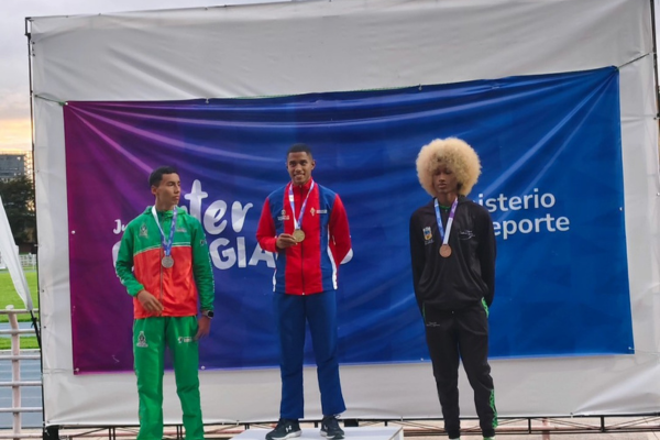 Therán sobresalió en la competencia de salto largo, demostrando su destreza y habilidades atléticas. 