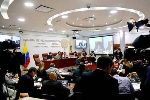 Durante las discusiones en el primer debate en la Comisión Séptima de la Cámara, el consenso permitió la aprobación de 36 artículos.