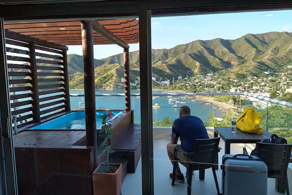 Los anfitriones y huéspedes de Airbnb no hacen transacciones en efectivo. Los huéspedes pagan todo en el sitio de Airbnb cuando hacen la reservación, incluso tienen la opción de dividir los costos con los amigos 