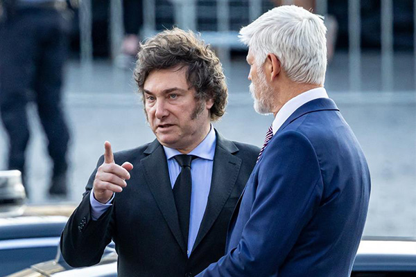 El presidente de Argentina, Javier Milei, asiste a una ceremonia de bienvenida en el Castillo de Praga.