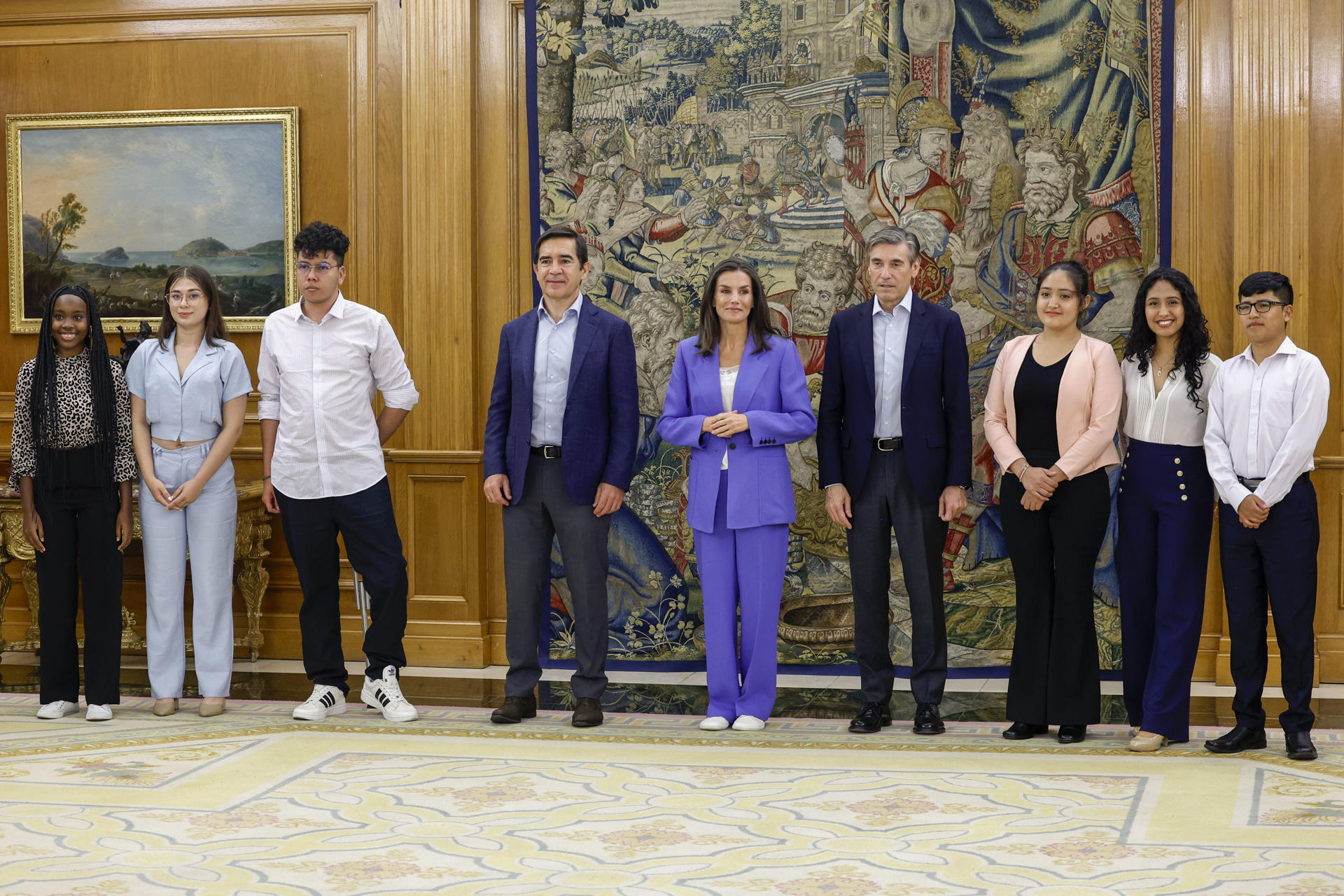 La reina Letizia recibe en audiencia a una representación de la Fundación Microfinanzas BBVA, este miércoles en el Palacio de la Zarzuela. EFE/Chema Moya