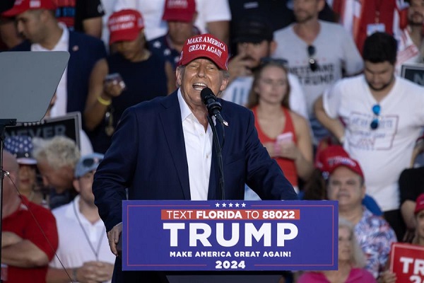El expresidente Donald Trump pronuncia un discurso durante un evento de campaña en el resort Trump National Doral Miami en Doral en la Florida.
