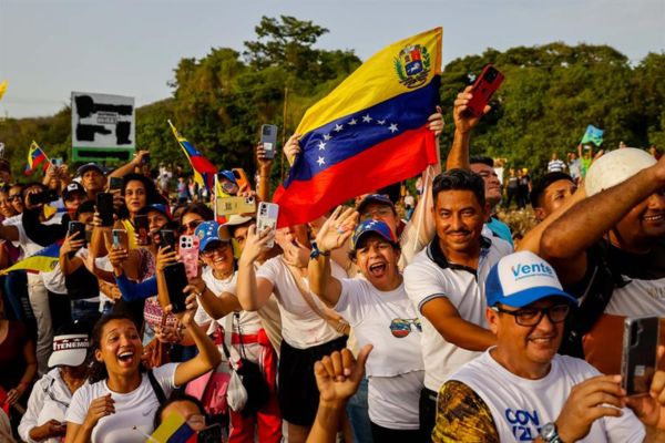 Seguidores saludan al candidato a la presidencia de Venezuela, Edmundo González Urrutia, en un acto de campaña en Puerto La Cruz.