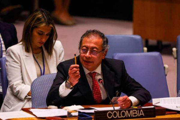Petro ha anunciado su intención de llevar esta propuesta a las cortes y a la sociedad, pero aún persisten muchas incógnitas sobre cómo se llevaría a cabo y qué implicaciones tendría para el orden constitucional y la estabilidad política en Colombia.
