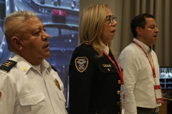 Lourdes Peña, directora Nacional de Bomberos en compañía del alcalde de Bojacá, Cundinamarca, Hernán González Rojas.