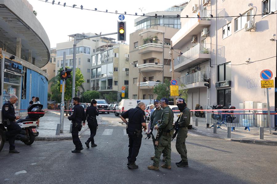 La policía inspecciona los daños en el lugar de una explosión posiblemente causada por un vehículo aéreo no tripulado en Tel Aviv. EFE