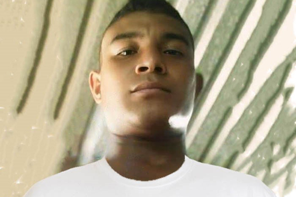Jhonatan Ruiz Montenegro, asesinado a tiros por desconocidos, dijo la Policía Metropolitana de Santa Marta. Fue llevado hasta el hospital San Cristóbal de Ciénaga.