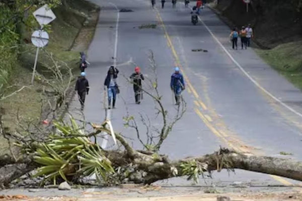 La carretera Panamericana, que enlaza Cali con Popayán, está bloqueada por manifestaciones de comunidades indígenas, acumulando más de 14 horas de obstrucción.