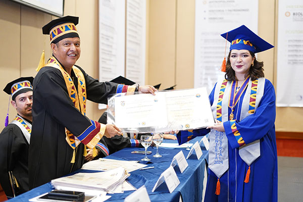 En el acto de graduación, esta samaria apasionada por las matemáticas también recibió el diploma Summa Cum Laude, máximo reconocimiento académico otorgado a un estudiante por sus méritos.