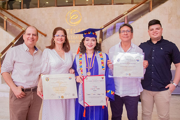 Acompañada de sus padres recibió el título de graduación. Acompañada de sus padres recibió el título de graduación.