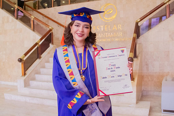 Con su 4.57 de promedio acumulado se convirtió en la primera estudiante de la Alma Mater que recibe este prestigioso reconocimiento. Con su 4.57 de promedio acumulado se convirtió en la primera estudiante de la Alma Mater que recibe este prestigioso reconocimiento.