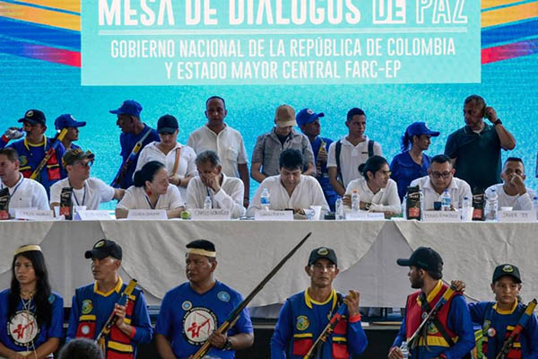 En este contexto, el Gobierno se comprometió a “ramitar ante los entes correspondientes las resoluciones como gestores de paz de las personas detenidas 