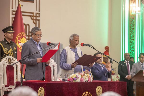 El presidente de Bangladesh, Mohammed Shahabuddin, administra la ceremonia de juramento del premio Nobel Muhammad Yunus como jefe del gobierno interino.