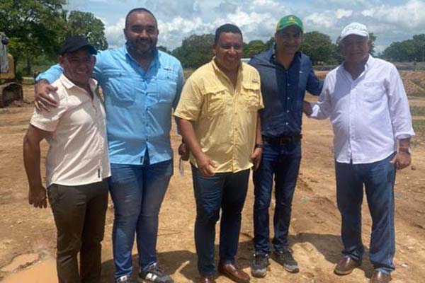 Alcaldes de la subregión Sur del Magdalena, quienes se opusieron a recibir el relleno sanitario regional a cielo abierto construido en la vía Camino viejo a Santana”, por fallas estructurales en el proyecto.