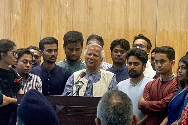 Muhammad Yunus, líder del gobierno interino de Bangladés habla con los medios de comunicación en Dhaka.