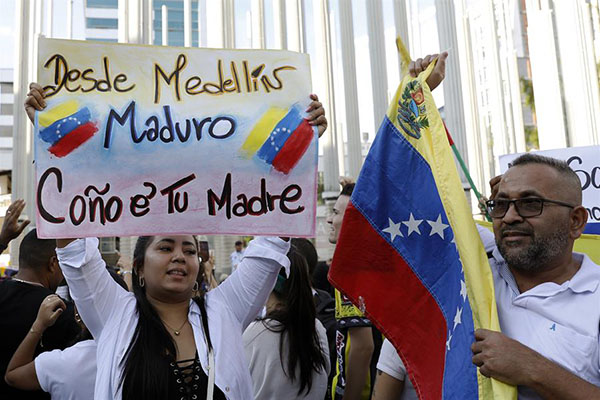 Venezolanos participan de una manifestación en rechazo a los resultados del Consejo Nacional Electoral en las elecciones presidenciales.