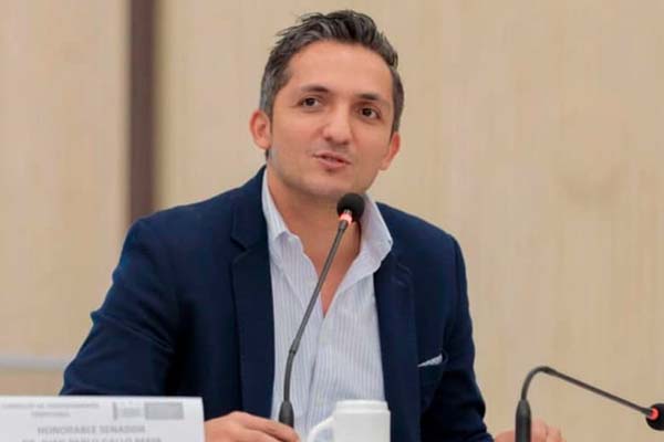Según declaraciones del exdirector de la UNGRD, Olmedo López, Gallo es uno de los nueve congresistas que recibieron contratos fraudulentos para asegurar su apoyo a proyectos del Gobierno.