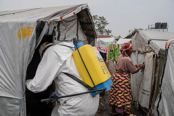 Un trabajador de Cruz Roja en labores de desinfección en el campo de desplazados internos en Goma,  República  Democrática del Congo.