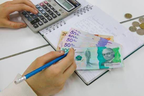 El recaudo de impuestos en Colombia alcanzó $161,9 billones entre enero y julio de 2024, una reducción del 6,8% frente al mismo período del año anterior, lo que pone en riesgo las metas fiscales del Gobierno.