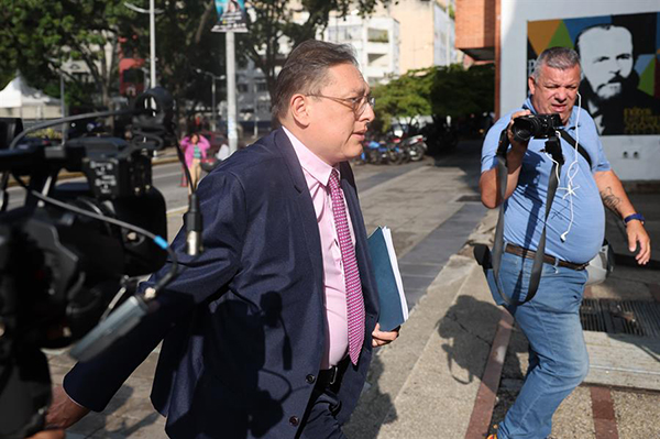 El abogado del opositor Edmundo González, José Vicente Haro, ingresa a la sede del Ministerio Público en Caracas Venezuela.