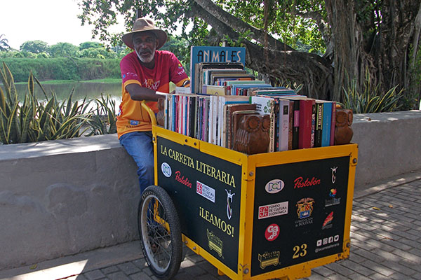 Martín Murillo con su ‘carreta literaria’ con la que lleva sus libros hasta los colegios más remotos del departamento del Bolívar. 