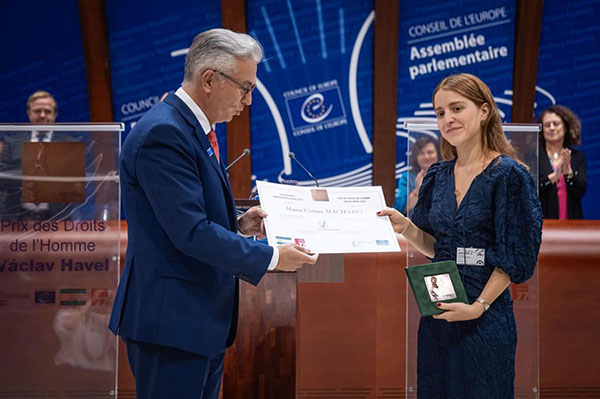 El presidente de la Asamblea Parlamentaria del Consejo de Europa, Theodoros Roussopoulos, entrega el premio Vaclav Havel de Derechos Humanos a Ana Corina Sosa en nombre de su madre, María Corina Machado, en el Consejo de Europa.