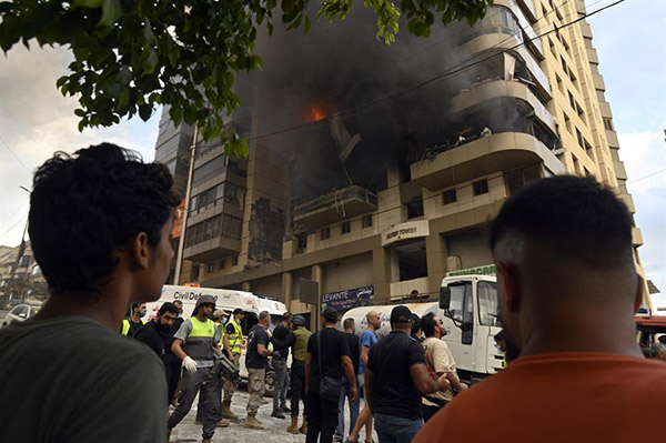 El humo se eleva desde un edificio tras un ataque militar israelí en los suburbios del sur de Beirut, Líbano.