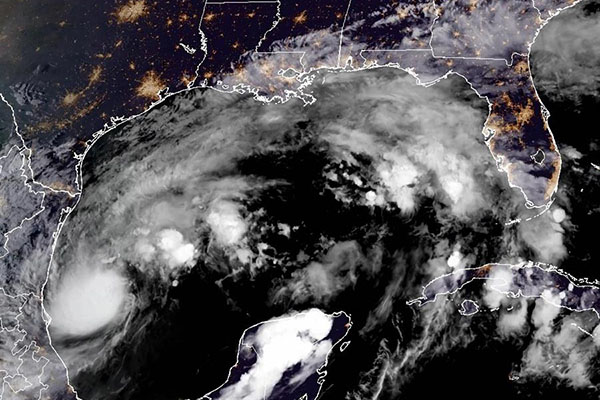 Fotografía satelital cedida por la Oficina Nacional de Administración Oceánica y Atmosférica a través del Centro Nacional de Huracanes estadounidense donde se muestra la localización de la tormenta tropical Milton en el Golfo de México.