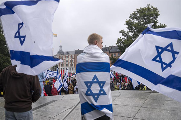 La gente sostiene banderas israelíes durante una manifestación pro-Israel en la Plaza de Israel, en conmemoración del ataque dirigido por Hamas contra Israel el 7 de octubre. EFE