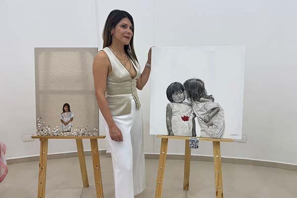 Connie Gómez Loza, galerista de la exposición artística ‘Dos Hábitat’ que se encuentra en exhibición en la sala Sierra Nevada de la Biblioteca de Cajamag. 