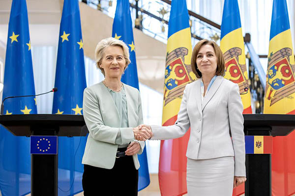 La presidenta de Moldavia, Maia Sandu y la presidenta de la Comisión Europea, Ursula von der Leyen, después de una conferencia de prensa.