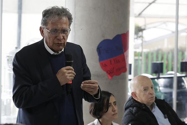 El jefe negociador del Gobierno colombiano, Camilo González, habla durante la instalación del VI ciclo de diálogos de paz con el Estado Mayor Central.
