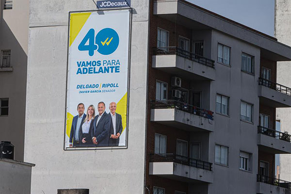 Fotografía de una propaganda política de la formula del Partido Nacional, Alvaro Delgado y Valeria Ripoll en Montevideo