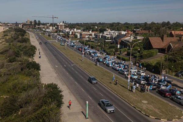  A tan solo cinco días de las elecciones presidenciales y parlamentarias en Uruguay, la vuelta de la izquierda al poder o la continuidad de la actual coalición de Gobierno es una incógnita que solo se despejará en las urnas, en medio de una campaña “pobre” que hasta el momento no ha logrado convencer al electorado. EFE