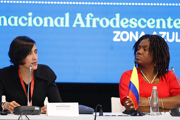 Susana Muhamad (i), ministra de Ambiente y Desarrollo Sostenible de Colombia y presidenta de la COP16, habla junto a la vicepresidenta de Colombia, Francia Márquez, en el Foro Internacional Afrodescendiente durante la COP16 este jueves, en Cali.