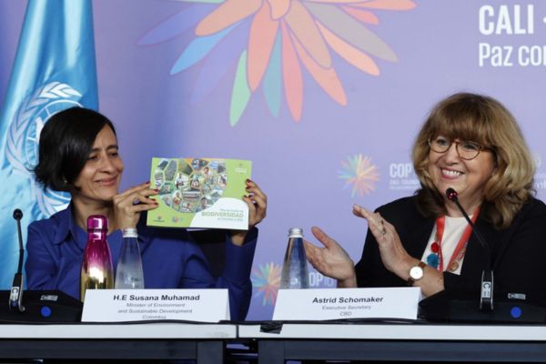 La ministra de Ambiente y Desarrollo Sostenible de Colombia, Susana Muhamad, sostiene el Plan de Acción de Biodiversidad que el país busca ampliar del 24 al 34% en el 2030
