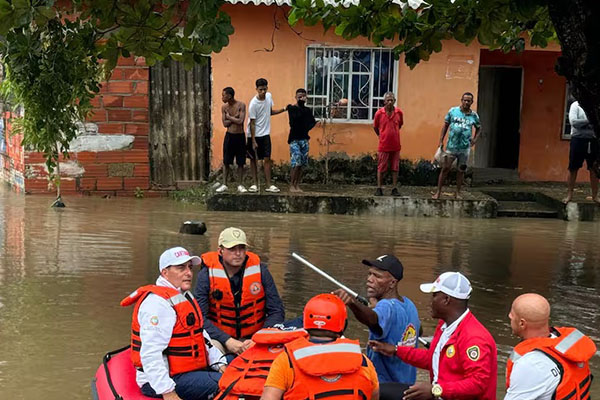 La entidad sigue con las alertas en la Región Caribe a pesar de que el fenómeno se sigue alejando del territorio colombiano.