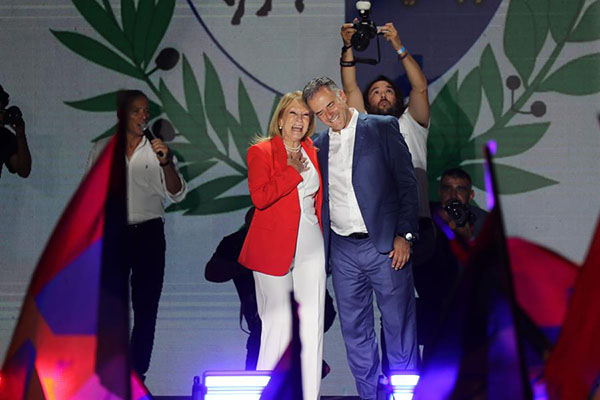 Yamandú Orsi celebra la victoria con su compañera de fórmula Carolina Cosse en las elecciones de este domingo.